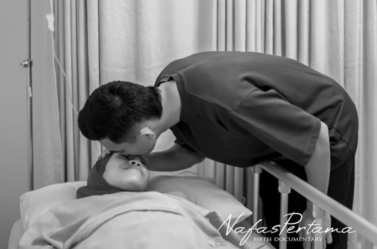 Istri Rizky Ridho Melahirkan Anak Pertama