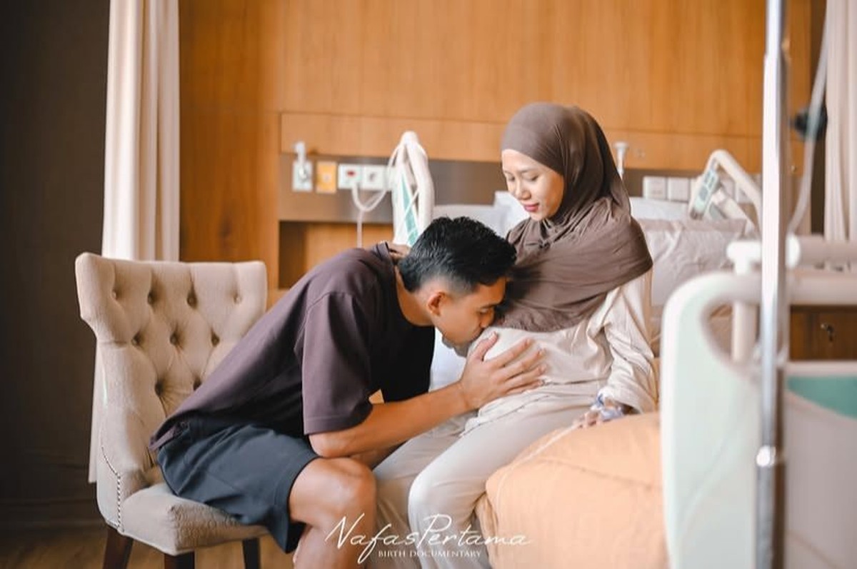 Istri Rizky Ridho Melahirkan Anak Pertama