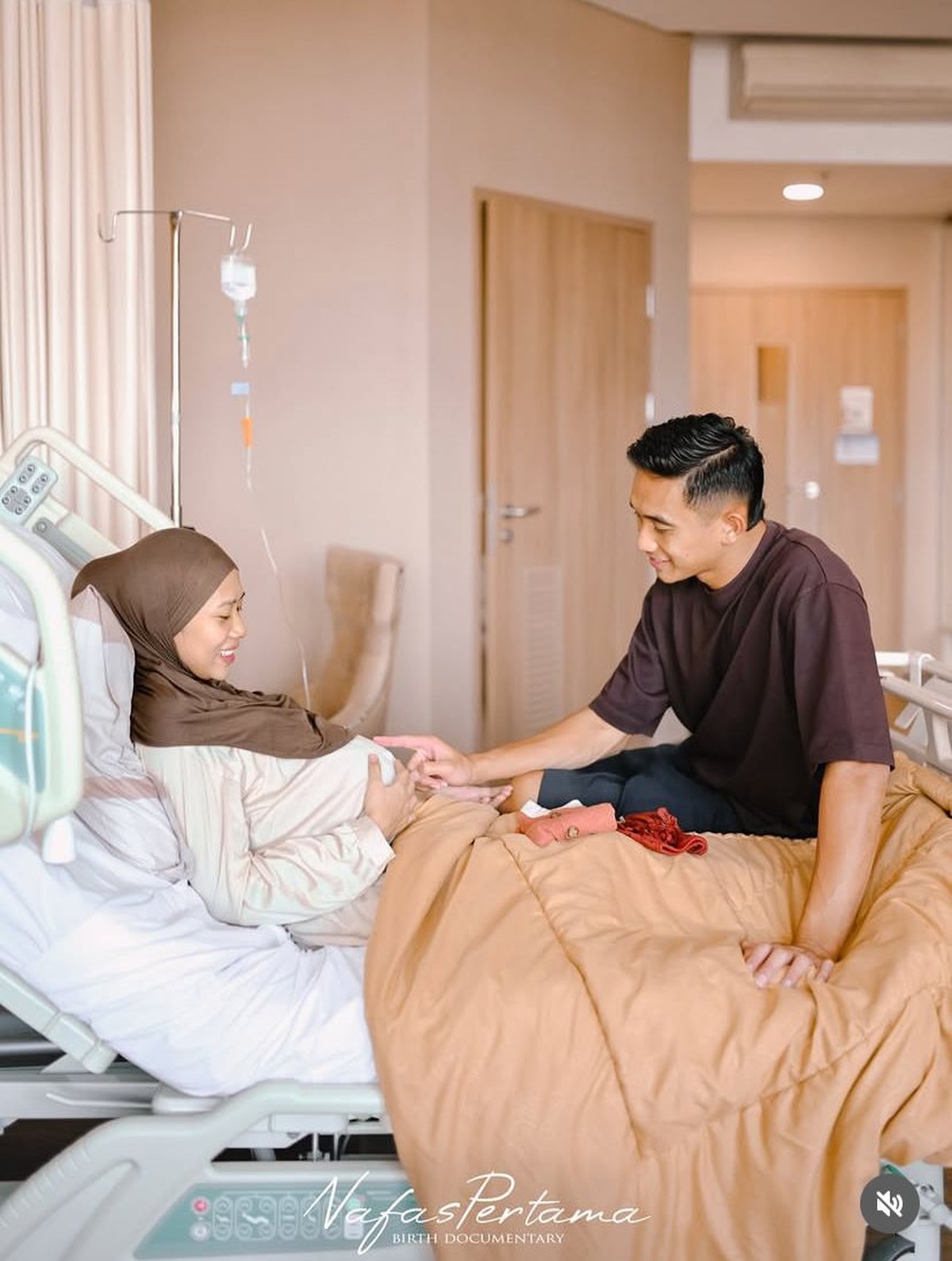 Istri Rizky Ridho Melahirkan Anak Pertama