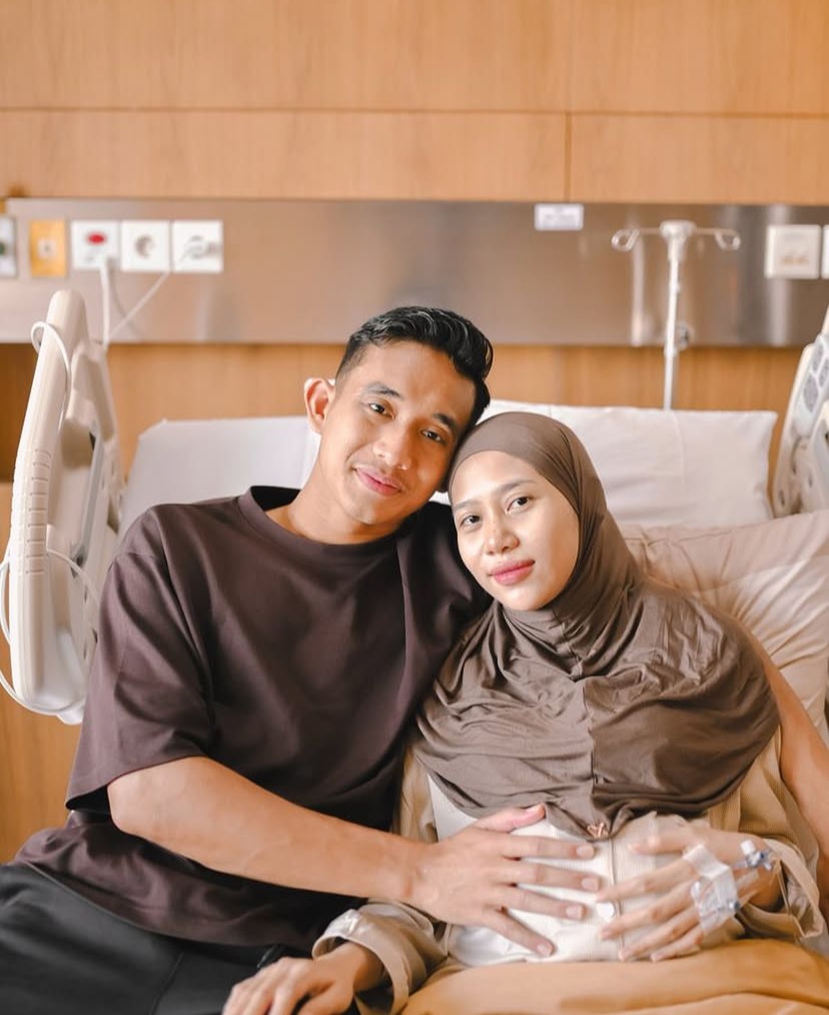 Istri Rizky Ridho Melahirkan Anak Pertama