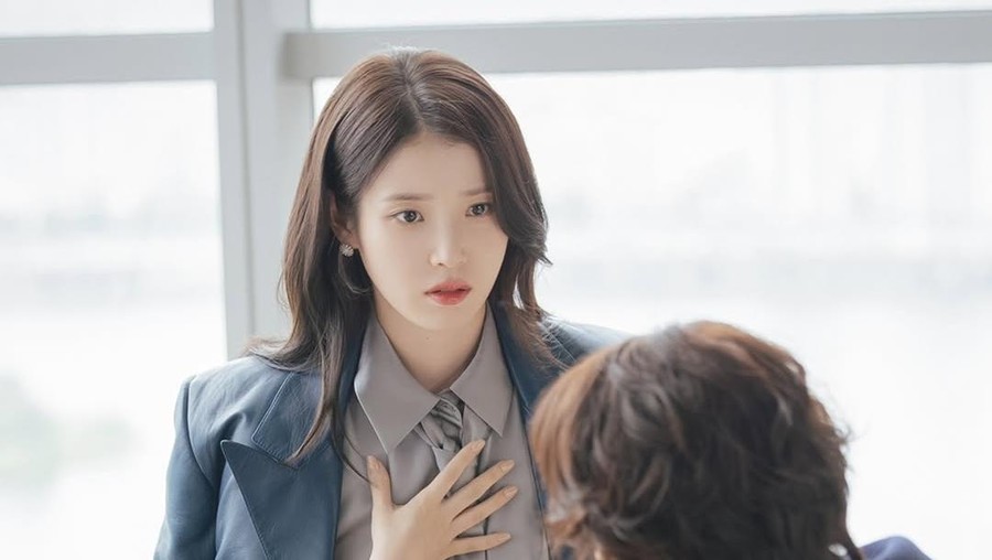 IU saat membintangi drama Korea Perfect Crown