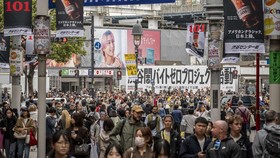 FOTO: Overtourism di Jepang dan Pajak Turis yang Kian Melambung