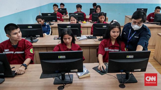 Sejumlah siswa mengikuti Kegiatan Belajar Mengajar (KBM) di SMK Sint Joseph, Senen, Jakarta Pusat, Senin (13/4/2026).