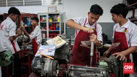 Sejumlah siswa mengikuti Kegiatan Belajar Mengajar (KBM) di SMK Sint Joseph, Senen, Jakarta Pusat, Senin (13/4/2026).