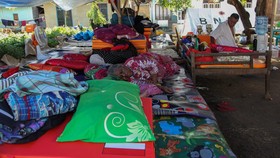 Sejumlah warga beristirahat di tenda pengungsian di Terong, Adonara Timur, Flores Timur, Nusa Tenggara Timur, Sabtu (11/4/2026). Badan Nasional Penanggulangan Bencana (BNPB) menyatakan pengungsi akibat gempa bumi di Flores Timur, Nusa Tenggara Timur