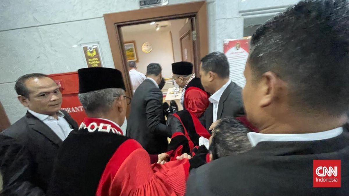 Anwar Usman Pingsan Usai Prosesi Wisuda Purnabakti di Gedung MK