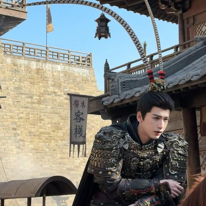 <p>Media sosialnya pun turut dibanjiri oleh komentar-komentar yang memuji paras tampannya itu. Tak sedikit juga yang mengakui kemampuan aktingnya berhasil membuat karakter Xie Zheng dalam&nbsp;drama China <em>Pursuit of Jade</em> semakin atraktif, Bunda. (Foto: Instagram @zhanglinghe__1230)</p>