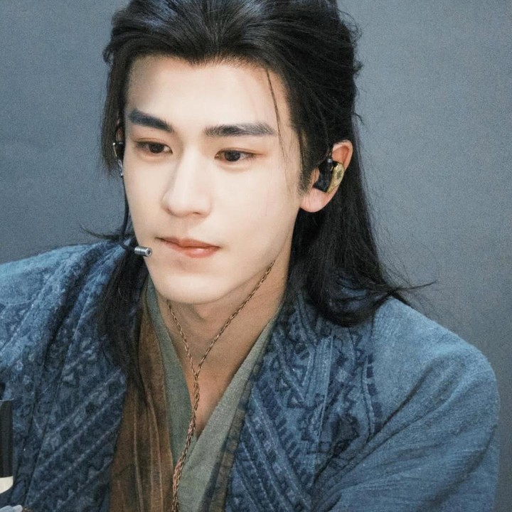 <p>Melalui <em>Pursuit of Jade</em>, Zhang Linghe tak hanya memamerkan visualnya yang menawan, tetapi juga menunjukkan sisi karismatik dan aktingnya yang semakin matang. Maka tak heran bila dirinya juga semakin populer, Bunda. (Foto: Instagram @zhanglinghe__1230)</p>