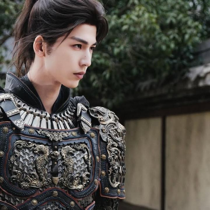 <p>Misalnya, seperti postingan pertama yang menampilkan <em>side profile d</em>ari dirinya. Mereka takjub dengan perpaduan visual dan aura tokoh tersebut. &ldquo;Xie Zheng benar-benar seperti berbeda level,&rdquo; tulis akun giselle*****. (Foto: Instagram @zhanglinghe__1230)</p>