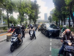 Mobil Tabrak Pembatas Busway di Slipi Jakbar, Lalin Macet hingga Tomang