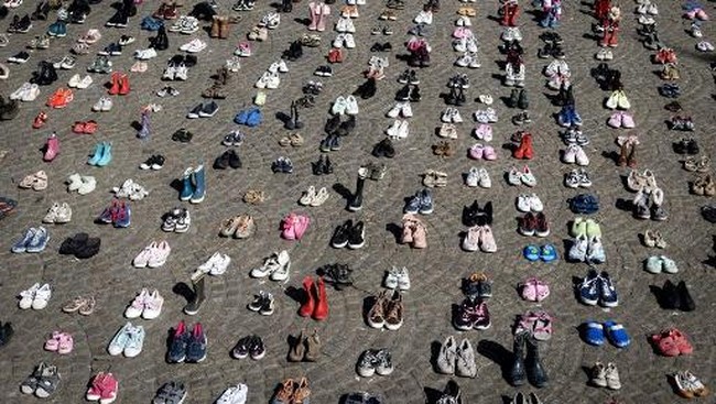 'Lautan' Sepatu Tiba-Tiba Muncul di Amsterdam, Kenang Anak-Anak Gaza