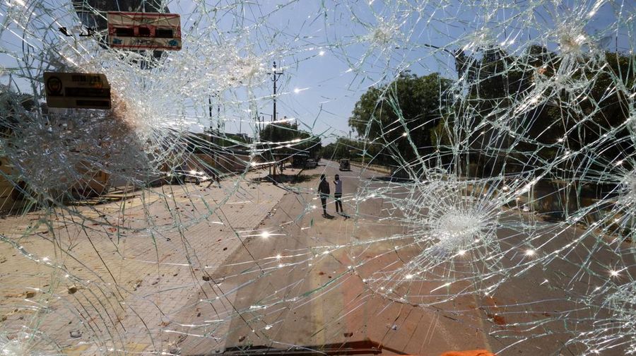 Aksi protes pekerja pabrik di area industri Noida, pinggiran ibu kota India, memanas pada Senin (13/4) setelah memasuki hari keempat. (Tangkapan Layar Video Reuters/ANI)