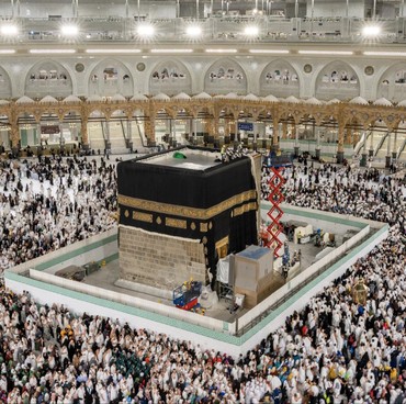 Kabah Tampak Tanpa Kiswah, Momen Langka Ini Jadi Sorotan Publik