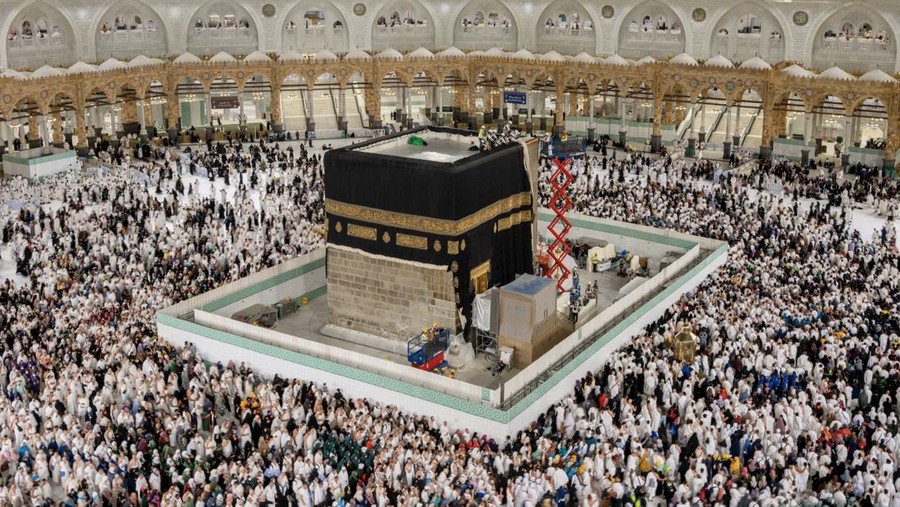 Jemaah umrah melaksanakan salat Jumat di sekeliling Ka'bah yang dipagari tinggi dalam rangka pemeliharaan rutin&comma; pada Jumat &lpar;10&sol;4&sol;2026&rpar;