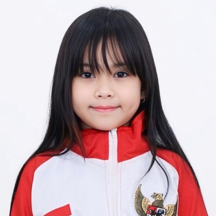 <p>Dalam unggahannya, Fitrop membagikan beberapa potret Sada yang tampil cantik mengenakan jaket merah putih. Ia juga bercerita bahwa sang anak terlihat sangat bersemangat dalam menjalani latihan untuk ajang ini, Bunda. "Jujur karena memang tahu kompetisi kali ini cukup berat, ditambah Sada sangat usaha latihan buat Kejurnas ini, sempat khawatir juga Sada kecewa kalau ternyata nanti hasilnya tidak sesuai ekspektasi. &ldquo;Kakak, kalau nanti enggak menang masih mau<em> ice skating</em> ga?&rdquo;. &ldquo;Enggak apa-apa. Kalau kakak enggak menang nanti kakak mau tambah semangat latihan lagi!&rdquo; ujarnya. (Foto: Instagram @fitrop)</p>