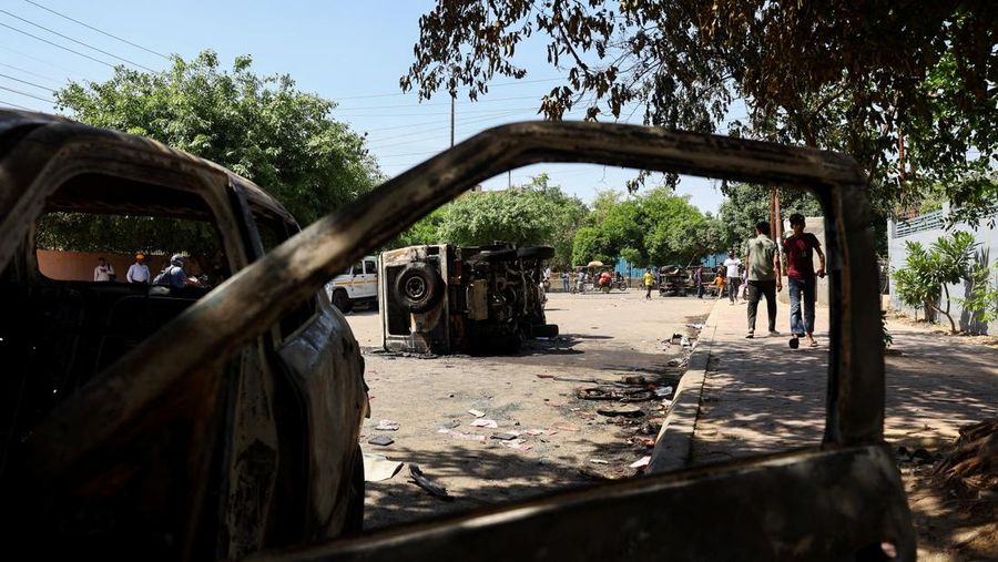 Aksi protes pekerja pabrik di area industri Noida, pinggiran ibu kota India, memanas pada Senin (13/4) setelah memasuki hari keempat. (Tangkapan Layar Video Reuters/ANI)
