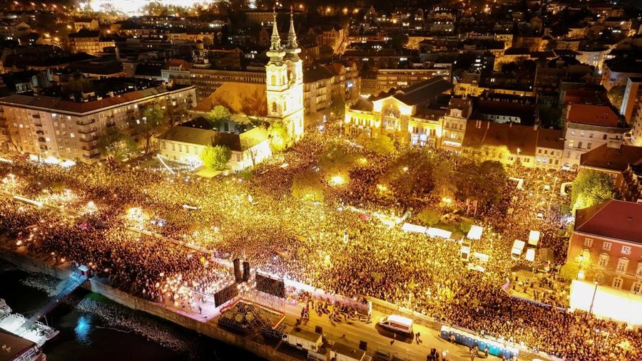 Sebuah tayangan drone menunjukkan orang-orang berkumpul untuk merayakan kemenangan di seberang Sungai Danube dari gedung Parlemen, setelah hasil sebagian pemilihan parlemen diumumkan, di Budapest, Hongaria, 12 April 2026. (REUTERS/Stringer)
