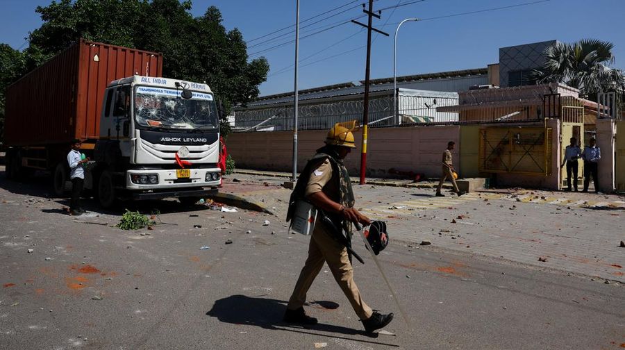 Aksi protes pekerja pabrik di area industri Noida, pinggiran ibu kota India, memanas pada Senin (13/4) setelah memasuki hari keempat. (Tangkapan Layar Video Reuters/ANI)