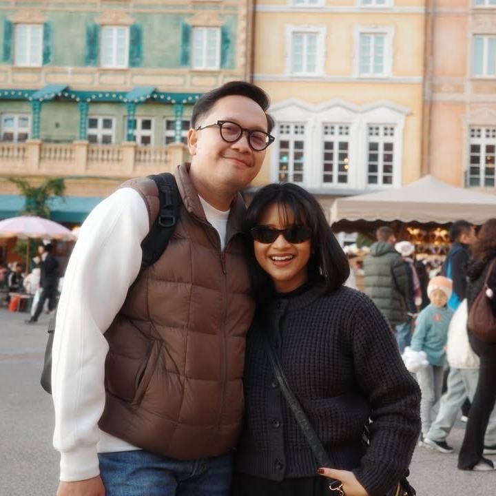 <p>Putri semata wayang penyanyi dangdut Ikke Nurjanah dan mantan suaminya Aldi Bragi, Siti Adira Kania atau Adira, resmi menikah dengan pujaan hatinya Adrian pada 26 Juli 2025. Baru-baru ini, Adira membagikan momen spesial saat liburan ke Jepang bersama suaminya, Bunda. (Foto: Instagram @adirakania)</p>