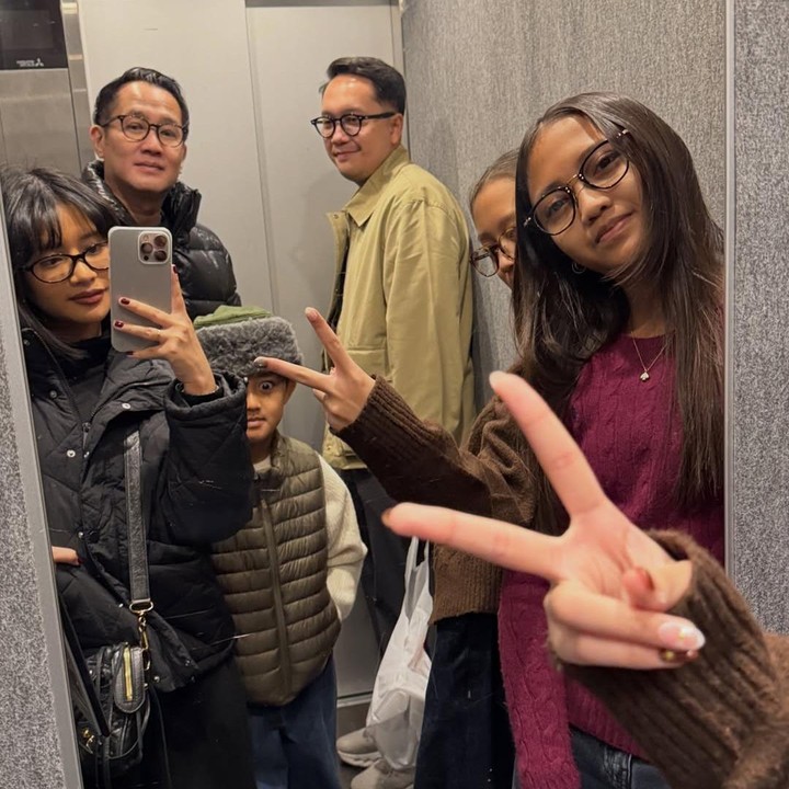 <p>Selama berada di Tokyo dan Osaka, Adira dan keluarganya lebih banyak mengabadikan momen kebersamaan saat jalan-jalan menikmati pemandangan musim semi. Selain pergi ke pusat kota, Adira tak lupa menikmati kulineran bersama sang ayah dan ketiga adiknya, Bunda. (Foto: Instagram @adirakania)</p>