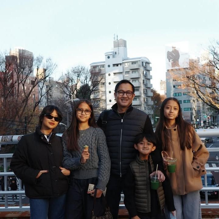 <p>Melalui unggahan di Instangram, Adira mengunggah potrer liburannya di Jepang. Tak hanya <em>traveling</em> bareng suami, Adira menikmati momen liburan kali ini bersama sang ayah Aldi Bragi dan ketiga adiknya. Ketiga adik Adira merupakan anak sang ayah, Aldi dari pernikahannya bersama Ririn Dwi Ariyanti. (Foto: Instagram @adirakania)</p>