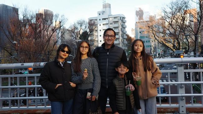 Terpopuler: Potret Aldi Bragi Liburan Bareng 4 Anak Ke Jepang