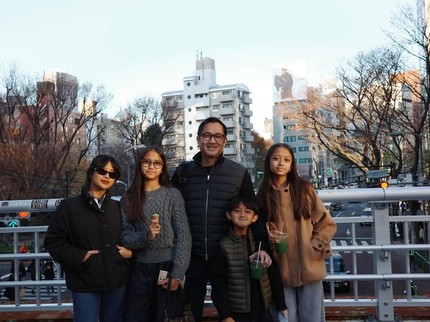 Momen Hangat Adira Kania Liburan Bersama Ketiga Adik & Sang Ayah, Aldi Bragi ke Jepang