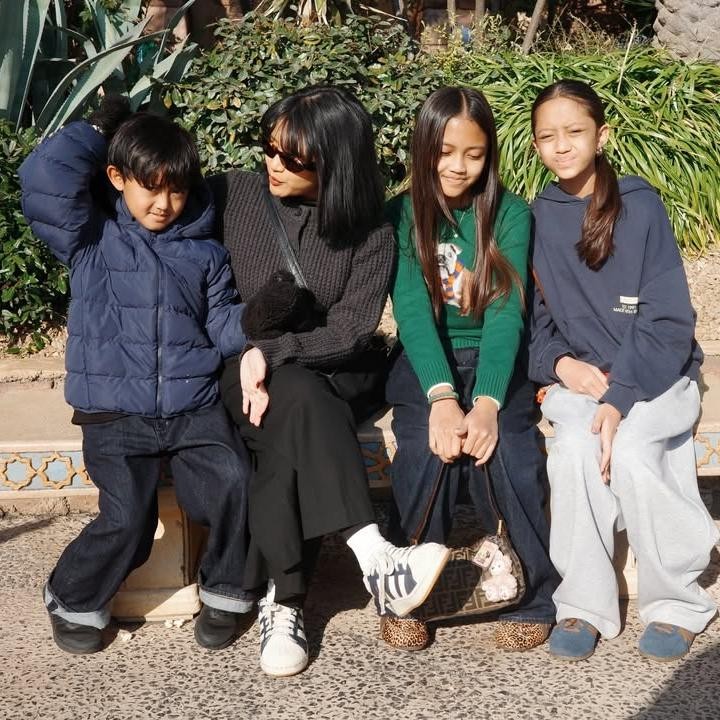 <p>Adira bersama suami, ayah, dan ketiga adiknya menikmati waktu bersama di Tokyo dan Osaka, Jepang. Dalam satu momen, Adira menunjukkan kekompakan dengan ketiga adiknya, yakni Siti Alana Kalyani, Siti Alecia Kaira, dan si bungsu Ramy Alfie Utomo. "Tokyo I," tulis Adira dalam unggahan foto ini. (Foto: Instagram @adirakania)</p>