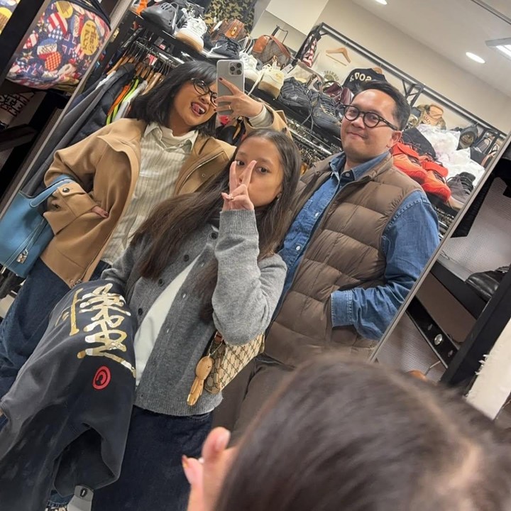 <p>Adira memang dikenal sangat dekat dengan adik-adiknya ini. Di akun Instagram miliknya, Adira kerap membagikan potret kebersamaan dengan adik-adiknya yang masih kecil. Setelah menikah, Adira tampaknya masih sering menghabiskan waktu dengan ketiga adiknya. Kali ini, kebersamaan mereka terasa lengkap dengan kehadiran Adrian. (Foto: Instagram @adirakania)</p>