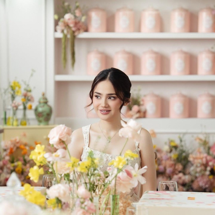 <p>Nuansa <em>bridal proposal</em> calon istri El Rumi ini terasa hangat dengan konsep <em>garden party</em> yang dipenuhi dekorasi bunga segar. Didominasi juga dengan warna-warna pastel, seperti <em>pink, </em>krem, dan <em>peach</em>, yang <em>aesthetic.&nbsp;</em>(Foto: Instagram @syifahadju)</p>
