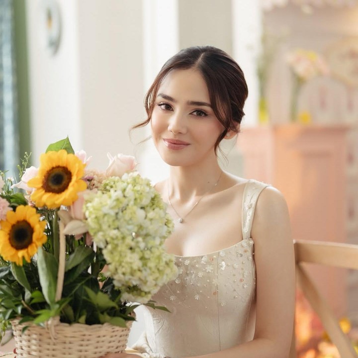 <p>Momen tersebut dibagikan langsung oleh Syifa melalui beberapa foto yang diunggah di akun Instagram pribadinya. &ldquo;Kemarin adalah hari yang sangat istimewa bagi aku karena aku meminta sahabat-sahabat terbaikku untuk menjadi <em>bridesmaid,</em>&rdquo; tulis Syifa, dikutip dari laman Instagram <em>@syifahadju,</em> Senin (13/4/2026).&nbsp;(Foto: Instagram @syifahadju)</p>