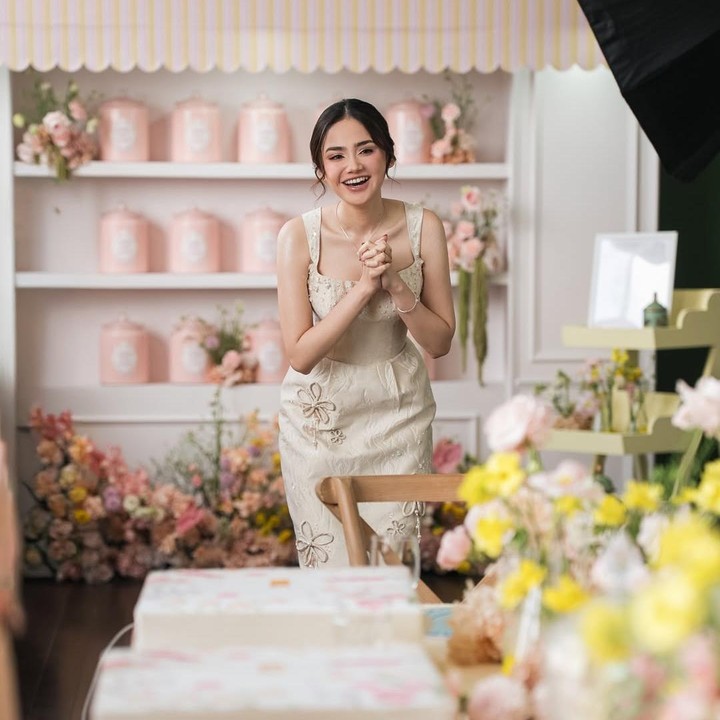 <p>Menjelang hari pernikahan, persiapan Syifa Hadju tampaknya juga semakin matang. Belum lama ini, ia menggelar <em>bridal proposal</em> untuk mengajak para sahabat terdekat menjadi <em>bridesmaid</em> di pernikahannya, Bunda. (Foto: Instagram @syifahadju)</p>