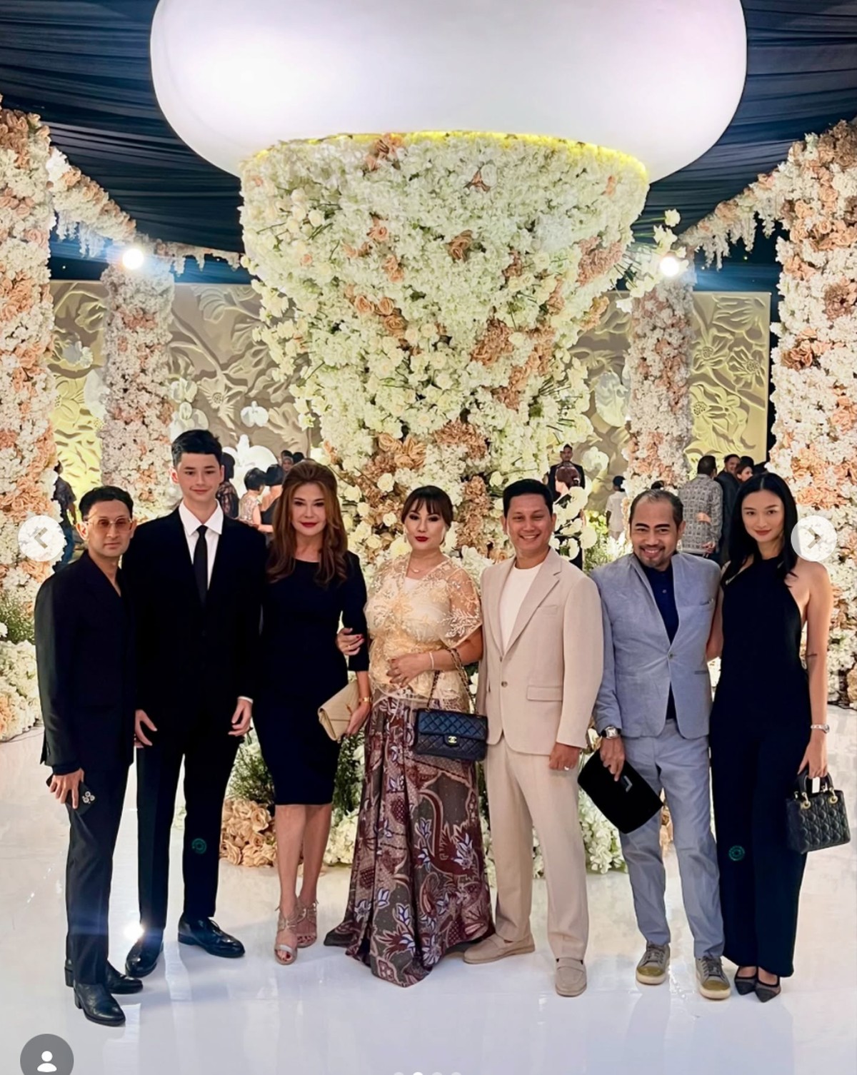 Tamara Bleszynski bersama para tamu di pernikahan Teuku Rassya & Cleantha Islan