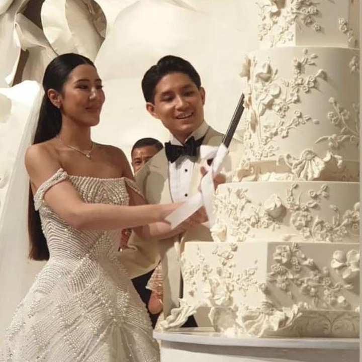 <p>Sementara itu, pada resepsi, Teuku Rassya dan Cleantha tampil menawan dalam balutan busana bernuansa putih. Dekorasi acara pun didominasi warna senada, termasuk kue pernikahan mereka, yang&nbsp;memberikan kesan elegan.&nbsp;(Foto: Instagram @nourahsheivirah)</p>