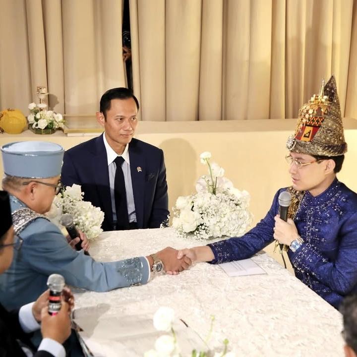 <p>Ia pun membagikan beberapa potret prosesi akad Teuku Rassya dan Cleantha di akun Instagram pribadinya. &ldquo;Minggu pagi (12/4), saya dan Bung <em>@teukuriefky</em> menjadi saksi pernikahan ananda Teuku Rassya Islamay Pasya dan Cleantha Islan,&rdquo; tulis Agus, dikutip dari laman Instagram <em>@agusyudhoyono,</em> Senin (13/4/2026).&nbsp;(Foto: Instagram @agusyudhoyono)</p>