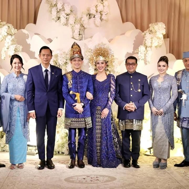 <p>Kabar bahagia itu juga dibagikan langsung beberapa figur publik yang hadir sebagai tamu undanngan di acara pernikahannya. Salah satunya Menteri Koordinator Bidang Infrastruktur dan Pembangunan Kewilayahan, Agus Harimurti Yudhoyono (AHY), yang juga menjadi saksi akad nikah.&nbsp;(Foto: Instagram @agusyudhoyono)</p>