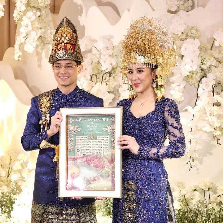 <p>Dalam <em>postingan</em> itu, Teuku dan sang istri tampil dalam balutan adat dan budaya khas Aceh. Keduanya mengenakan busana pengantin dengan sentuhan warna biru dongker, Bunda.&nbsp;(Foto: Instagram @agusyudhoyono)</p>