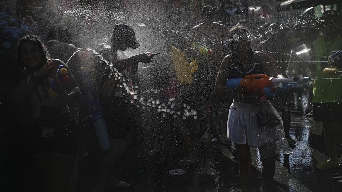 FOTO: Semarak Songkran Thailand, Penyucian Diri Berbalut Festival Air