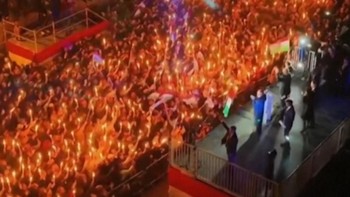 Sorak-sorai Pendukung Peter Magyar atas Kemenangan Pemilu Hungaria