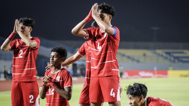 Timnas Indonesia U-17 memulai Piala AFF U-17 2026 dengan kemenangan 4-0 atas Timor Leste. Putu Ekayana Pratama mencetak dua gol dalam laga ini.