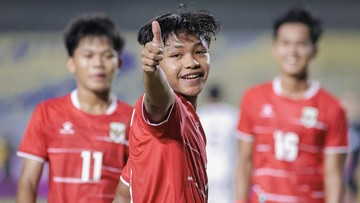 Berita Olahraga Terkini CNN Sport : Reaksi Kurniawan Soal Gol Salto Dava: Hadiah Terindah Buat Surabaya