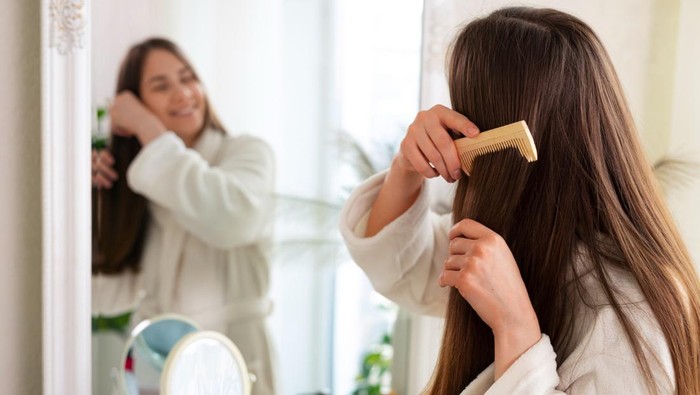 3 Cara Mudah Memakai Minyak Kelapa untuk Mengatasi Rambut dan Kulit Kepala Kering