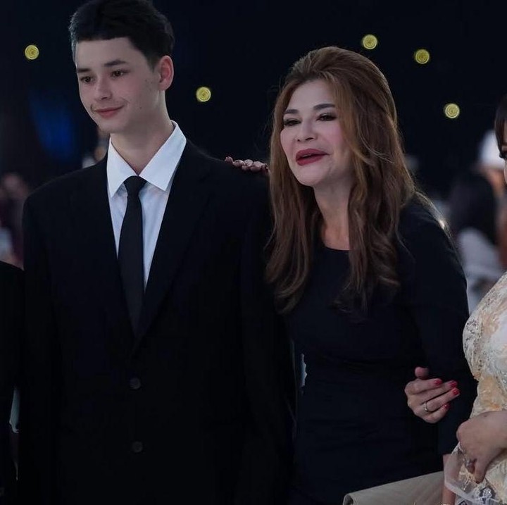 <p>Dalam unggahan yang terlihat di media sosial, ibu kandung Teuku Rassya ini tampak hadir sebagai tamu undangan dan memilih tidak mendampingi sang putra di pelaminan. Meski demikian, ia tetap menghadiri acara pernikahan putranya dengan senyum bahagia.&nbsp;Penampilan Tamara pun mencuri perhatian netizen. (Foto: @venemapictures via Instagram ferdyhasan)</p>