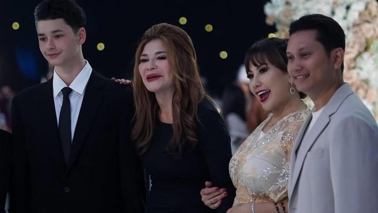 5 Potret Penampilan Tamara Bleszynski Hadiri Pernikahan Teuku Rassya