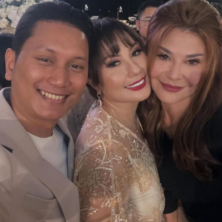 <p>Artis Tamara Bleszynski kini tengah berbahagia karena putra sulungnya, Teuku Rassya, telah resmi menikah dengan pujaan hatinya yang bernama Cleantha Islan, Minggu, 12 April 2026. Tamara pun terlihat hadir di acara resepsi sang putra. (Foto: Instagram @emmawarokkaofficial)</p>