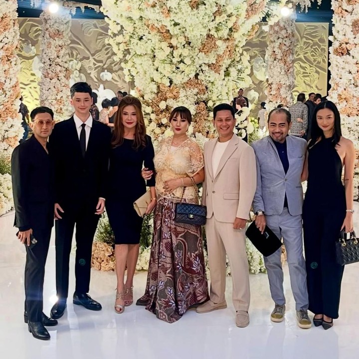 <p>Tamara terlihat hadir bersama anak keduanya, Kenzou Leon Bleszynski Lewis. Tamara pun tampak anggun mengenakan <em>dress</em> berwarna hitam, sementara sang putra memakai setelan jas formal berwarna senada. Tamara juga terlihat berpose bersama para sahabat yang turut hadir di acara pernikahan putranya tersebut. (Foto: Instagram @mulanisanjay)</p>
