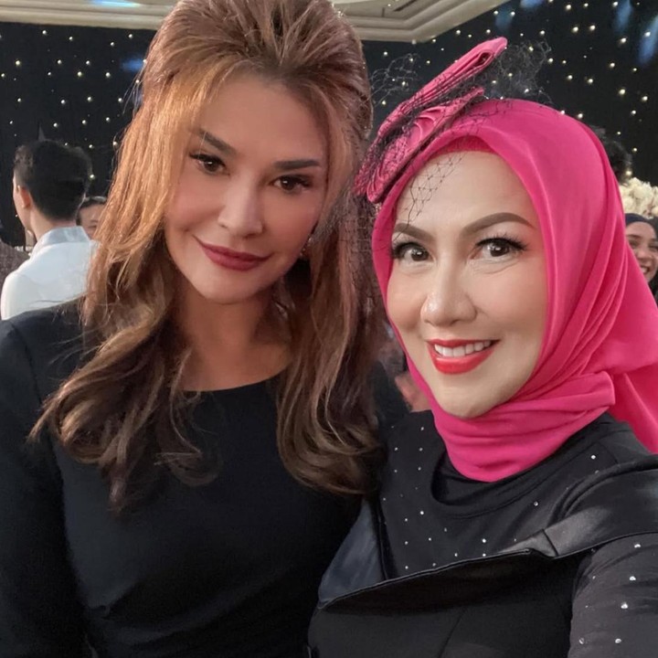 <p>Resepsi pernikahan Teuku Rassya dan Cleantha tampaknya menjadi momen reuni bagi Tamara bersama sahabatnya, salah satunya Venna Melinda. Keduanya kompak mengabadikan momen dengan busana bernuansa hitam. Dalam unggahannya, Venna juga menyampaikan ucapan selamat untuk Tamara dan putranya. "Pernikahan <em>@teukurassya</em> dan <em>@cleanthaislan</em>, Selamat untuk <em>@tamarableszynskiofficial</em> tersayang. Semoga kalian berbahagia, penuh cinta, dan sukacita di hari pernikahan dan saat kalian memulai kehidupan baru bersama," ungkapnya. (Foto: Instagram @vennamelindareal)</p>