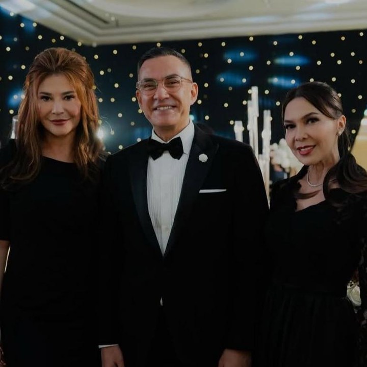 <p>Pada kesempatan yang sama, Tamara tampak berfoto bareng Ferdy Hasan yang malam itu menjadi MC di acara pernikahan sang putra. Momen pernikahan Teuku Rassya ini pun membuat Tamara ikut berbahagia. (Foto: @venemapictures via Instagram ferdyhasan)</p>