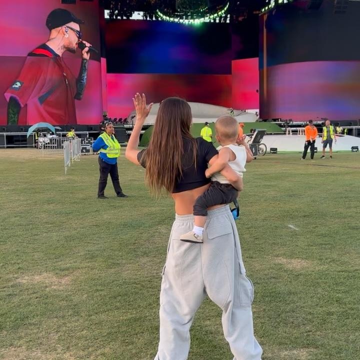 <p>Hailey sempat membawa putranya Jack menonton <em>rehearsal</em> atau persiapan akhir sebelum Justin naik panggung Coachella lho. Jack terlihat begitu bahagia saat menonton video sang ayah muncul di layar besar yang ada di panggung utama. Dalam foto-foto unggahan ini, Hailey masih belum mengungkap wajah sang putra ke publik. (Foto: Instagram @haileybieber)</p>
