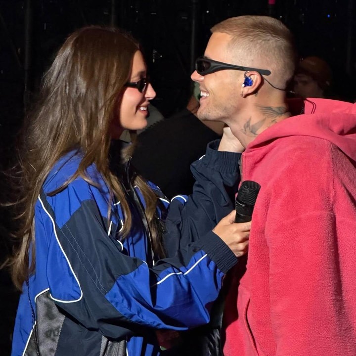 <p>Penampilan Justin Bieber di panggung utama Coachella juga sempat menjadi sorotan. Saat menyanyikan lagu berjudul <em>Everything Hallelujah</em>, pria 32 tahun ini menambahkan lirik lagu '<em>Hailey, babe, hallelujah</em>' yang ditujukan untuk sang istri. Tepat saat lirik itu diucapkan Justin, kamera menyorot wajah Hailey yang tersenyum bahagia di antara para penonton. (Foto: Instagram @haileybieber)</p>